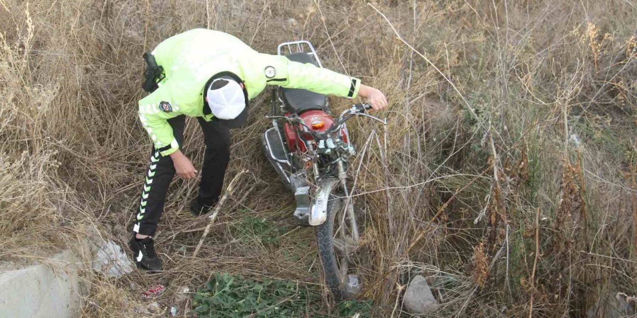 Motosiklet levhalara çarpıp şarampole düştü: 2 yaralı