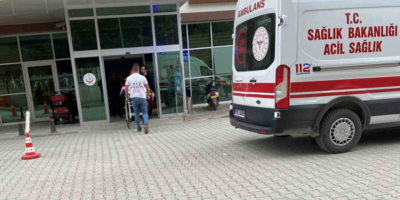 Kontrolden çıkan otomobil şarampole devrildi: 2 yaralı