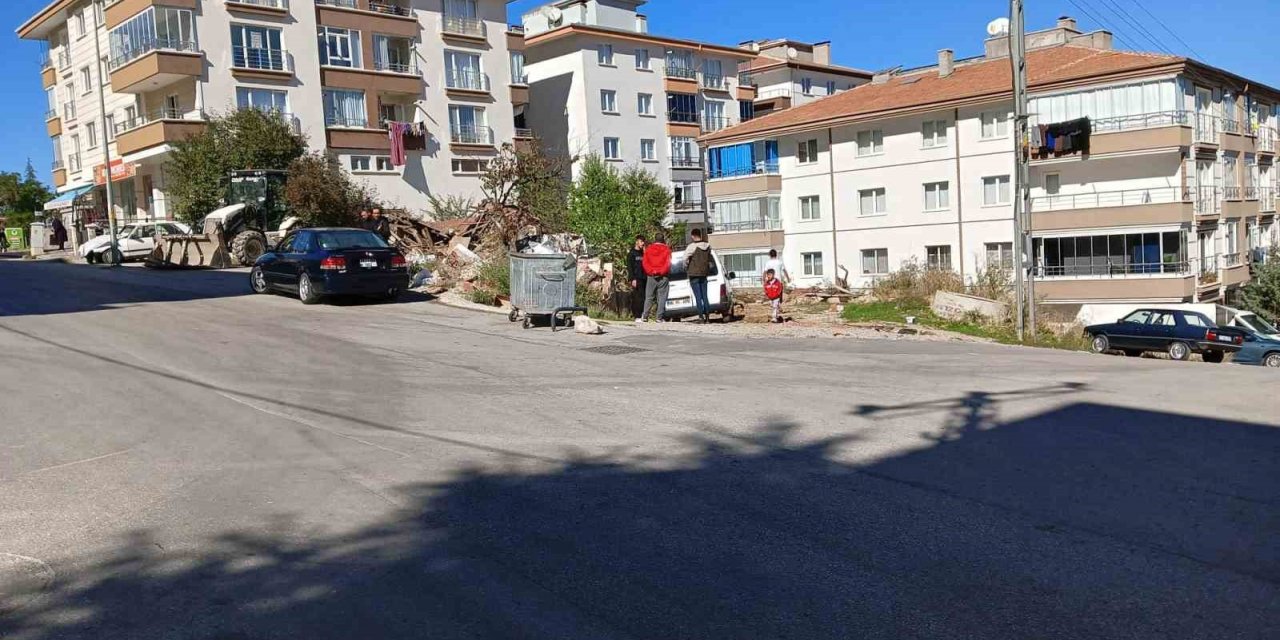 Gecekondunun yıkımı sırasında kepçe operatörünü silahla yaraladı