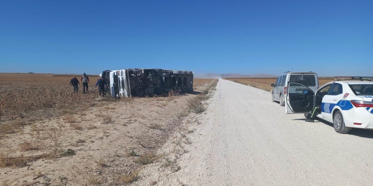 Karapınar'da pancar yüklü kamyon devrildi: 1 yaralı