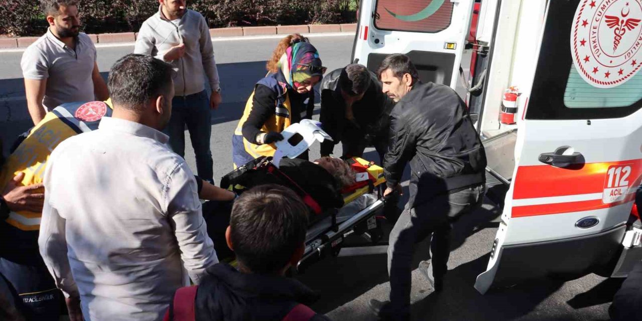 Karşıdan karşıya geçmek isteyen yaşlı kadına otomobil çarptı