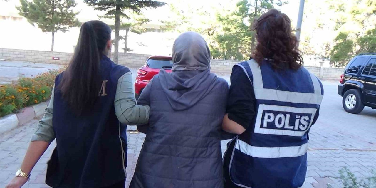 Karaman’da FETÖ’den aranan kadın evinin kilerindeki özel bölmede yakalandı