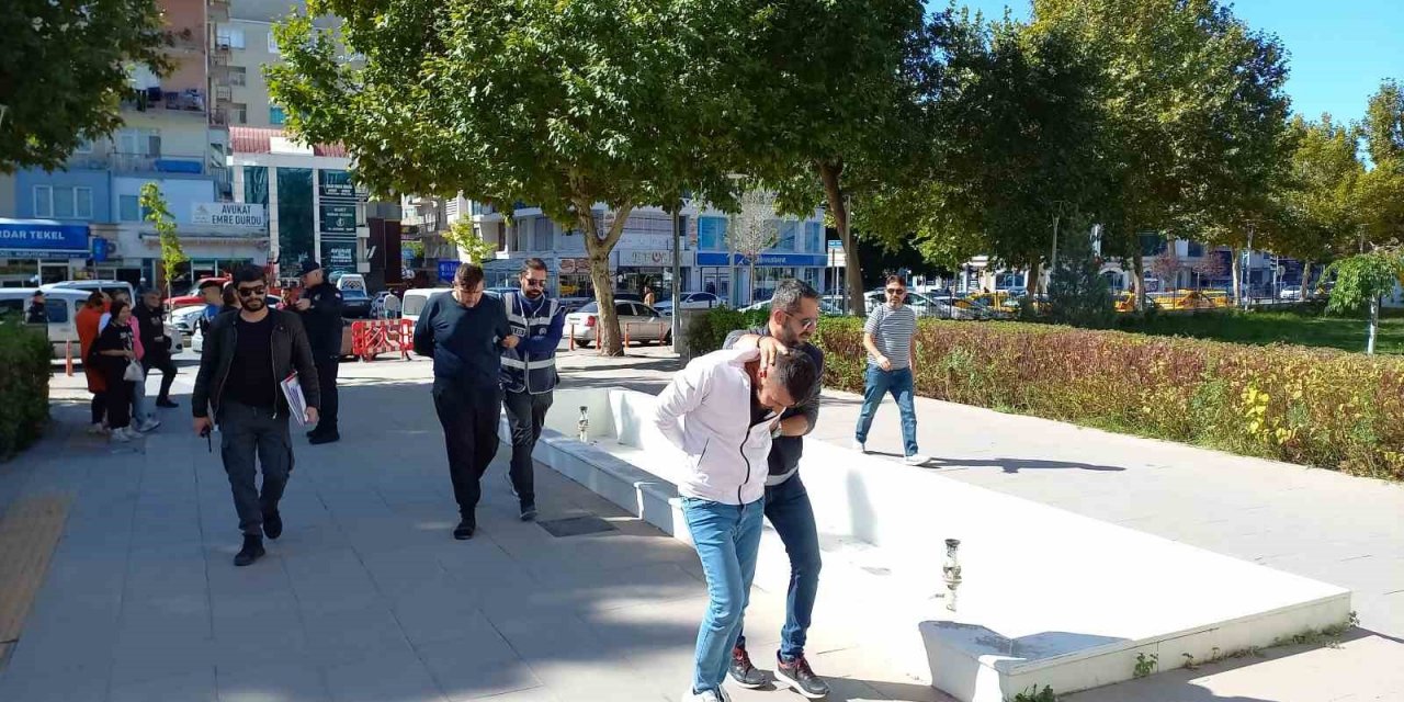 Çaldıkları altın ve dövizleri toprağa gömmüşler