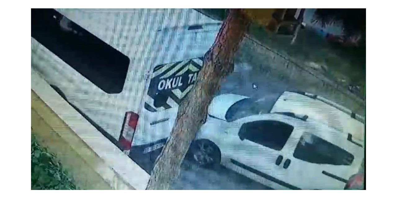Öğrenci servisine çarpıp kaçtı