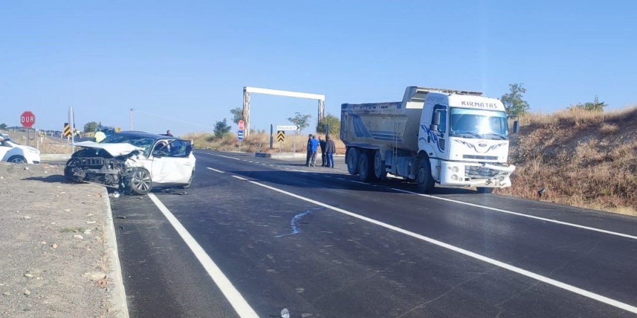 Konya’da otomobille kamyon çarpıştı: 4 yaralı