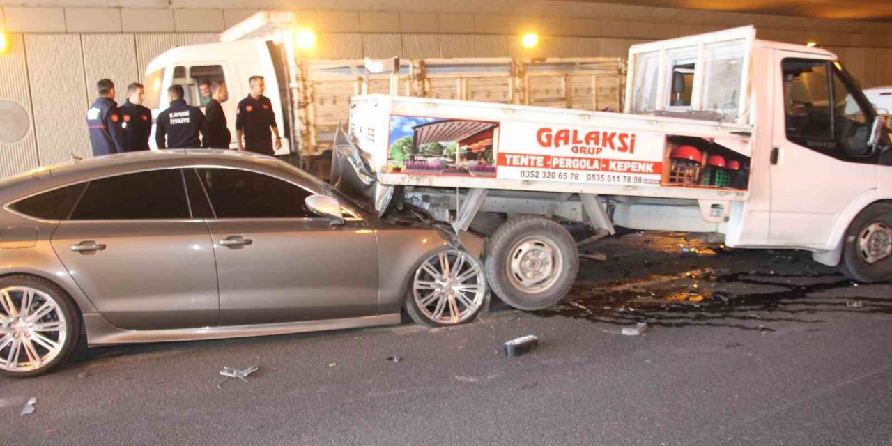 4 araç birbirine girdi: 4 yaralı