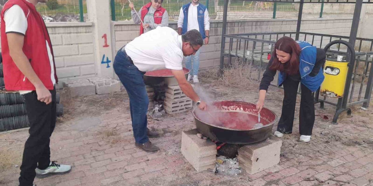 Gençler yetiştirdikleri domatesleri salça yapıp ihtiyaç sahiplerine ulaştırdı