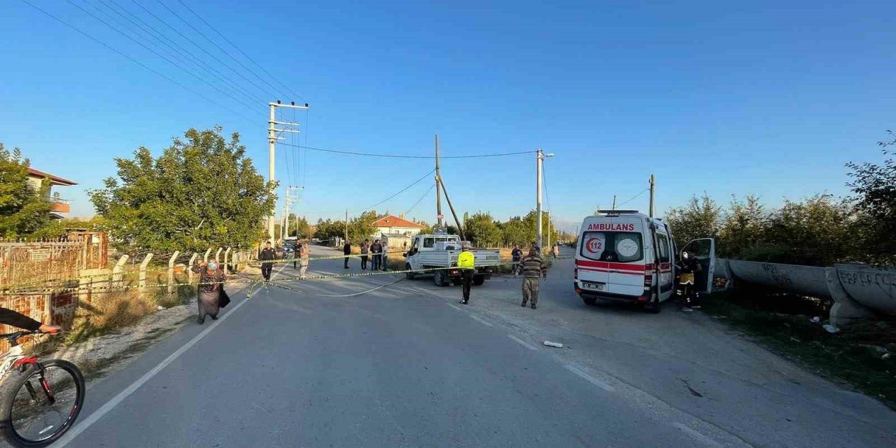 Otomobilin çarptığı bisikletli hayatını kaybetti