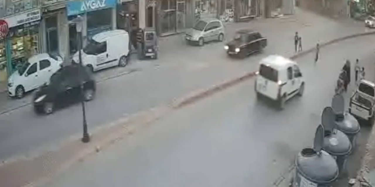 Yola fırlayan çocuğa aracın çarpması kamerada