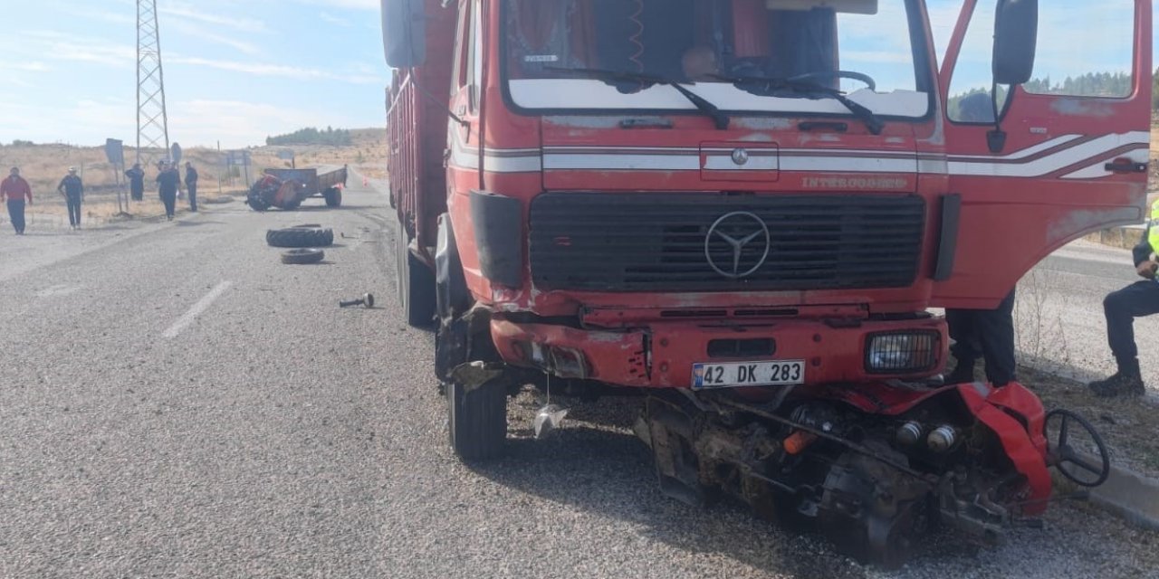 Kamyonla çarpışan traktör ikiye bölündü: 1 yaralı