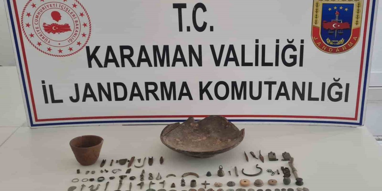 Jandarmanın durdurduğu araçtan çok sayıda tarihi eser çıktı