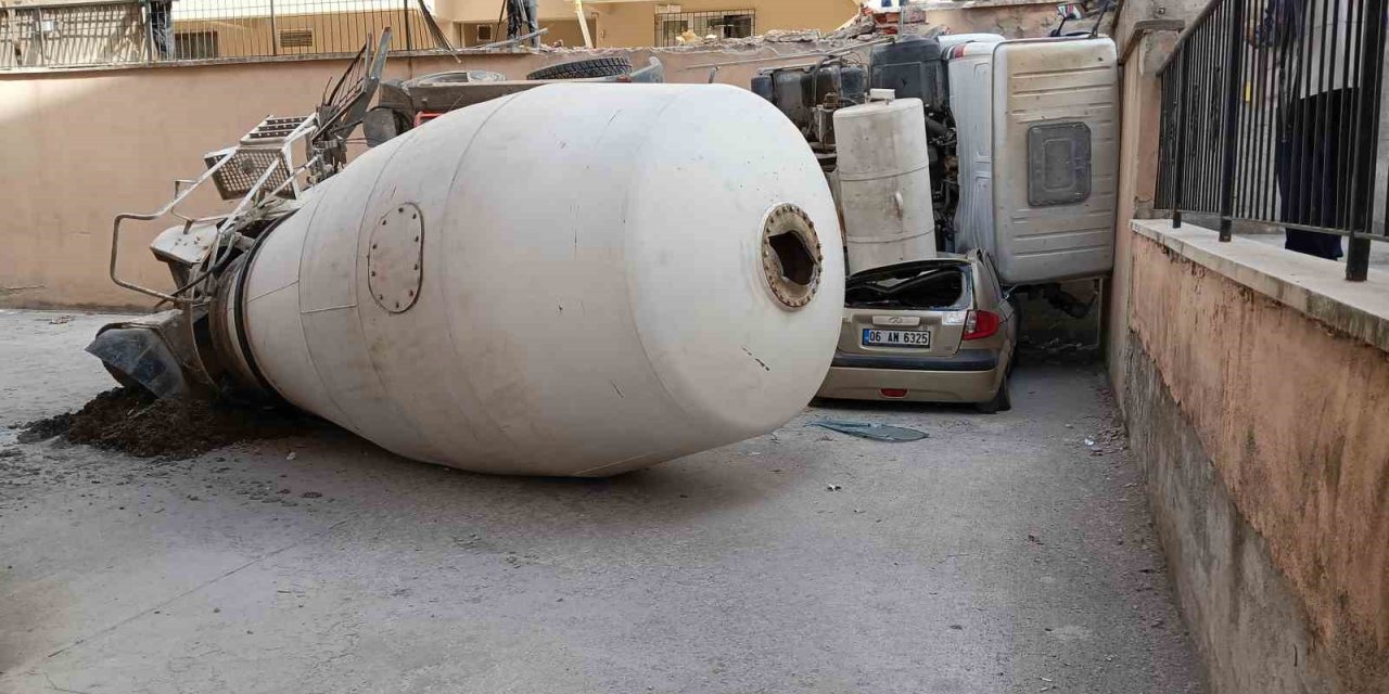 Kontrolden çıkan beton mikseri üzerine devrildiği 3 aracı kullanılamaz hale getirdi