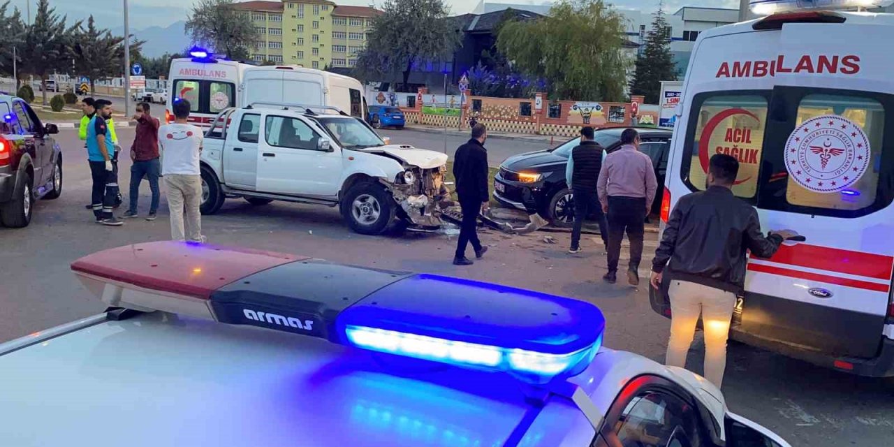 Hafif ticari araç ile otomobil çarpıştı: 1’i çocuk 5 yaralı