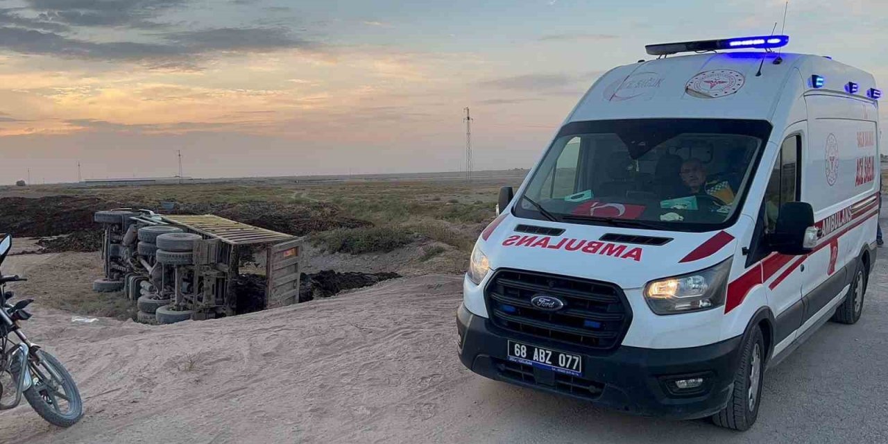 Aksaray’da kamyon şarampole devrildi: 2 yaralı