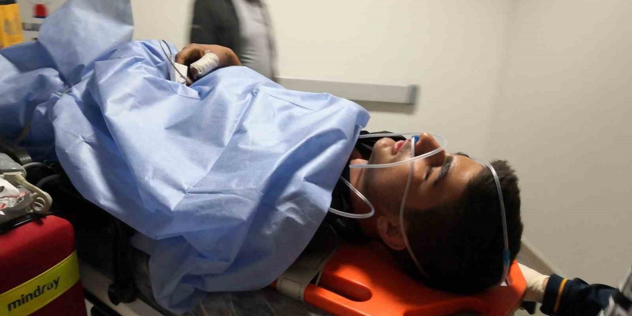 Bahçeye kaçan topunu almak isteyen çocuğu önce elektrik çarptı sonra teller kesti