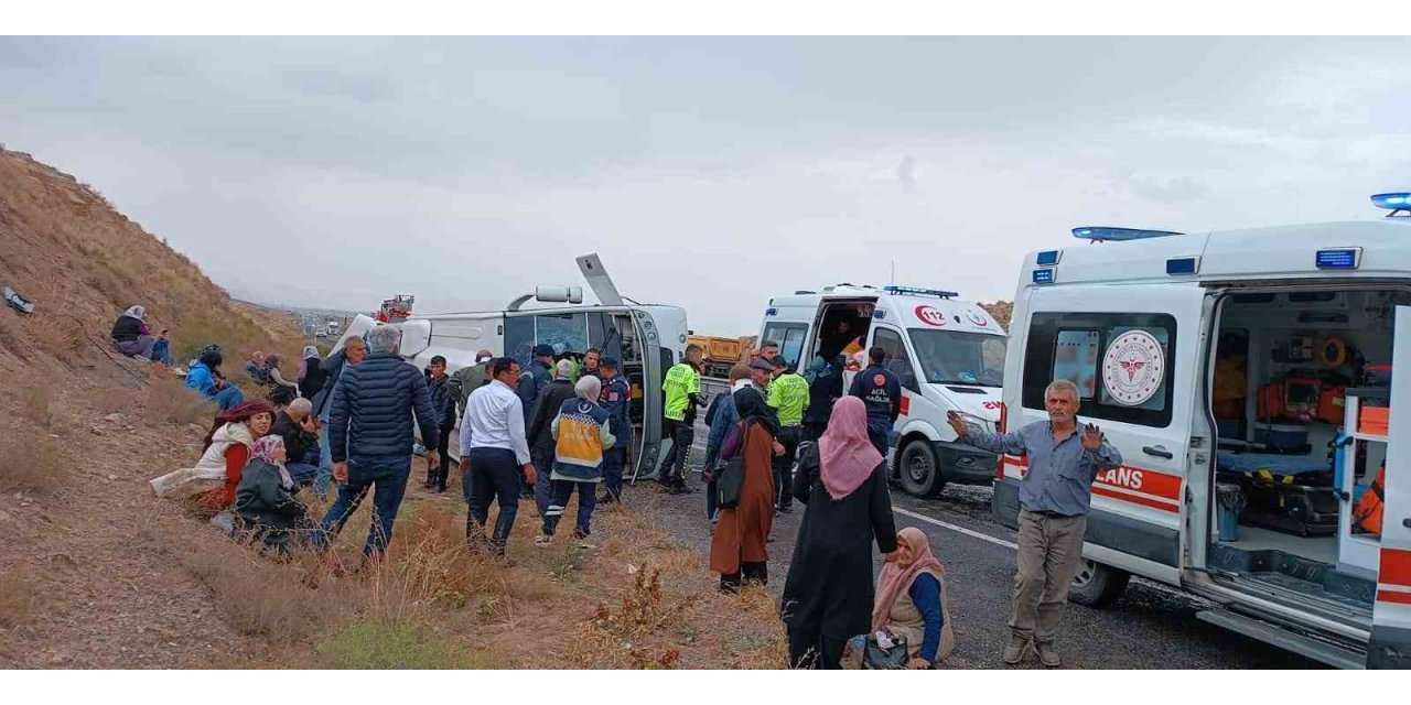 Kayseri’de midibüs devrildi: 15 yaralı