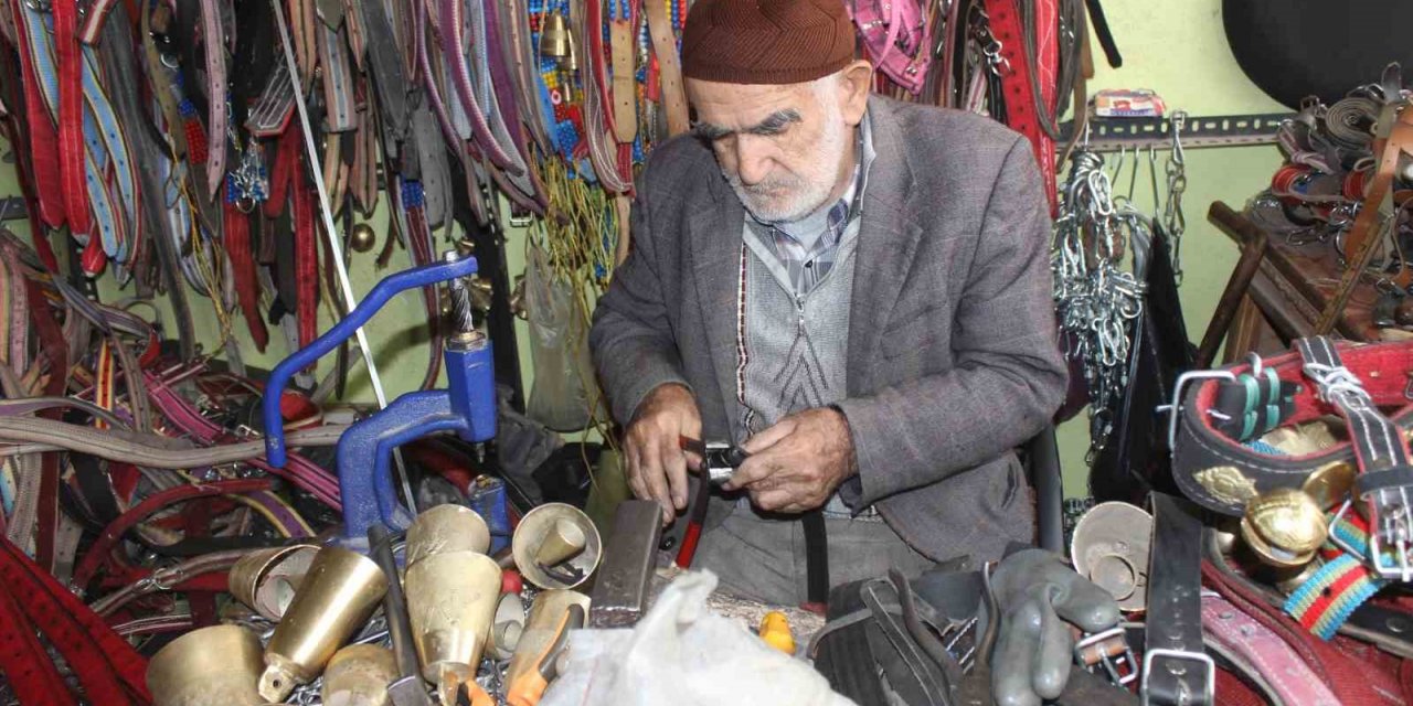 82 yaşındaki saraç mesleğini ilk günkü aşkla sürdürüyor