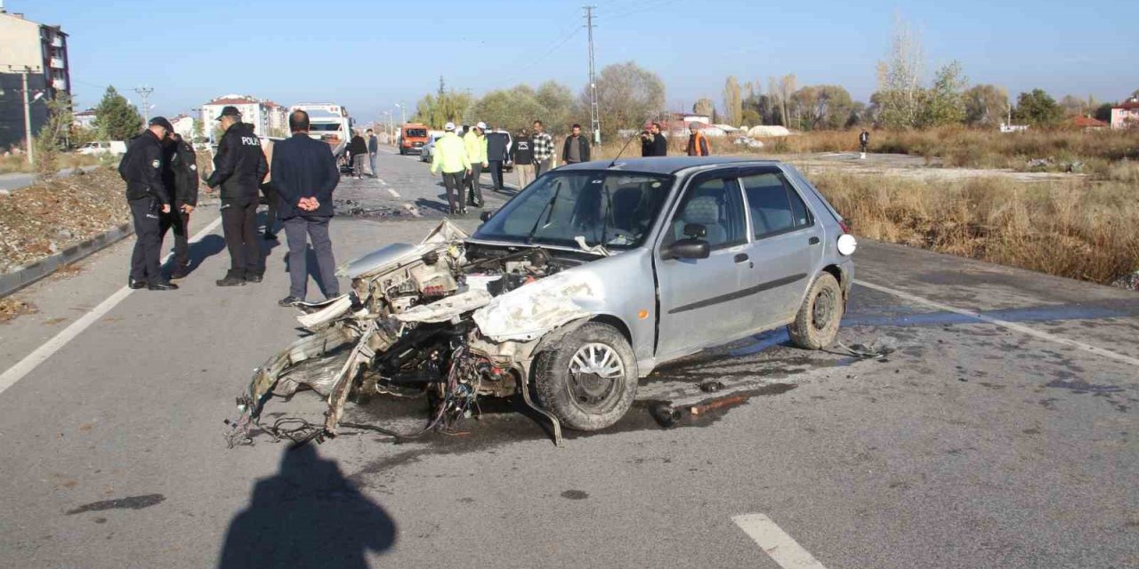 Kontrolden çıkan otomobil karşı şeritteki otomobille çarpıştı