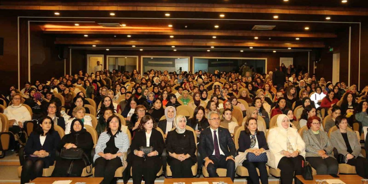 Akademisyen Anne, Dünya Çocuk Hakları etkinliğinde Sivaslılarla buluştu