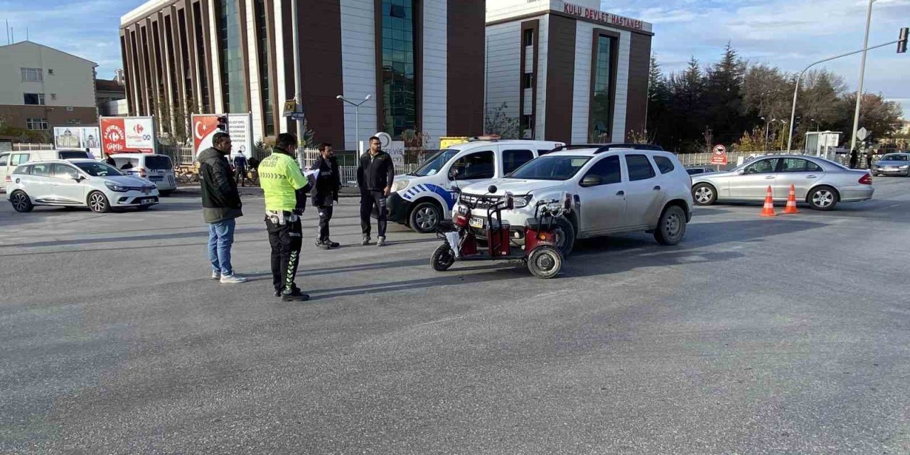 Hafif ticari araçla elektrikli bisiklet çarpıştı: 3 yaralı