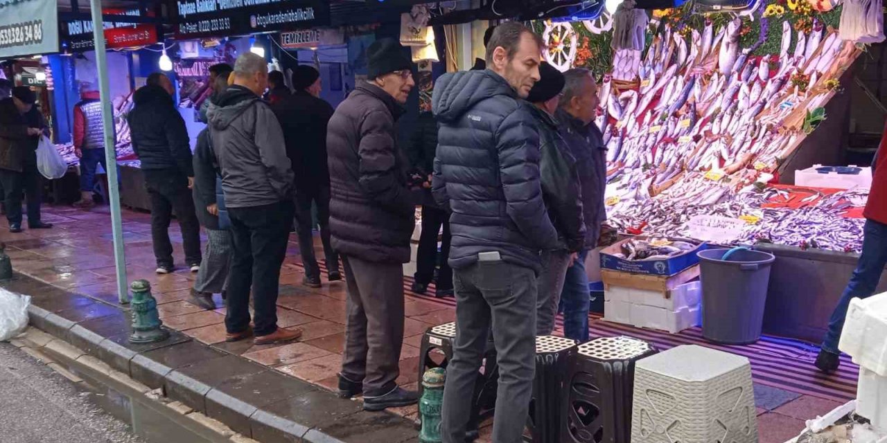 Vatandaşlar soğuğa rağmen balık sırasında