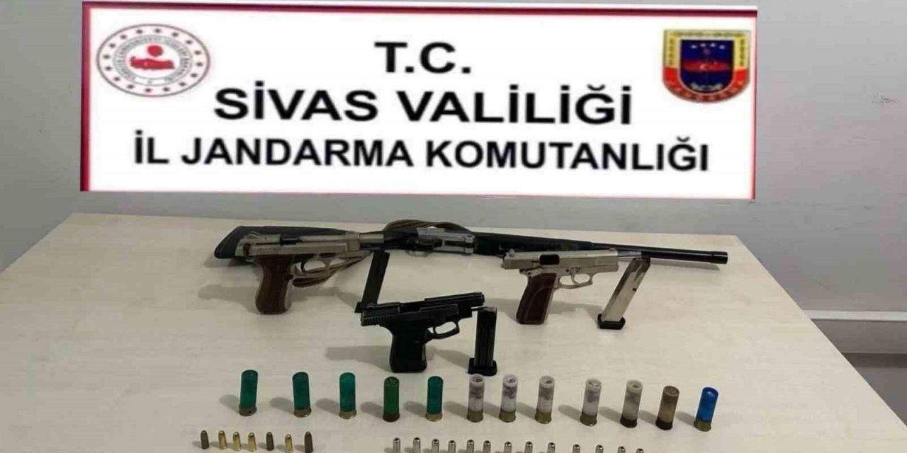 Yapılan aramada evinde 3 tabanca bir tüfek ele geçirildi