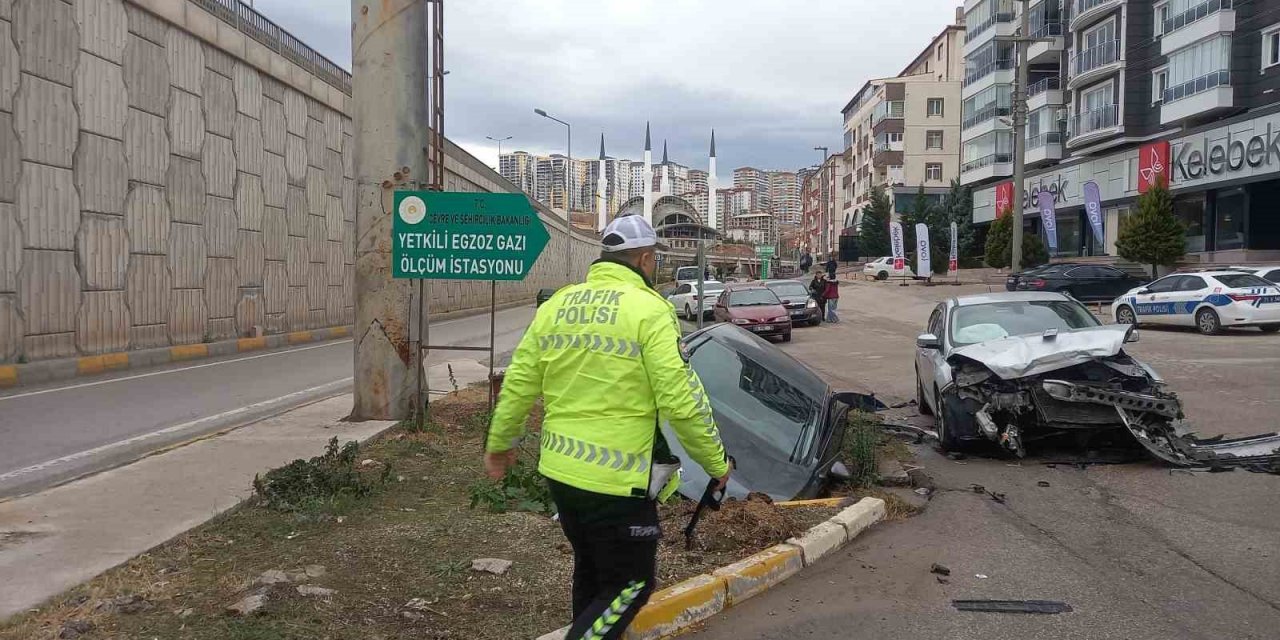 Kırıkkale’de iki otomobil çarpıştı: 3 yaralı