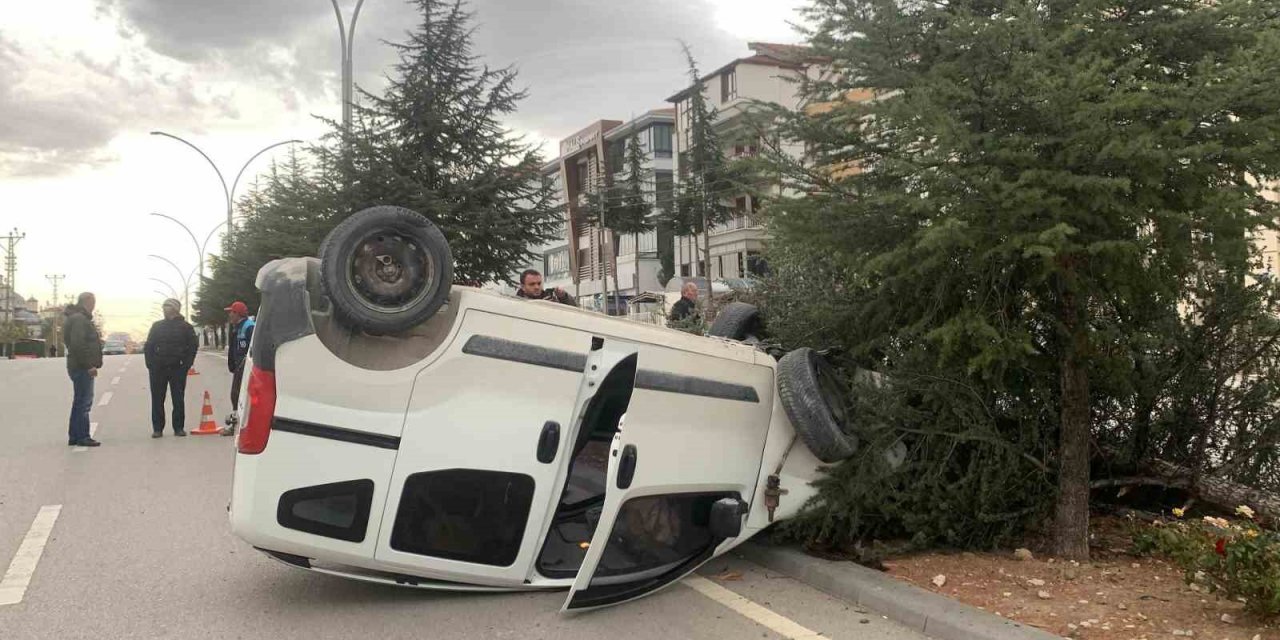 Kontrolden çıkan hafif ticari araç, refüjdeki ağacı kırarak devrildi: 1 yaralı