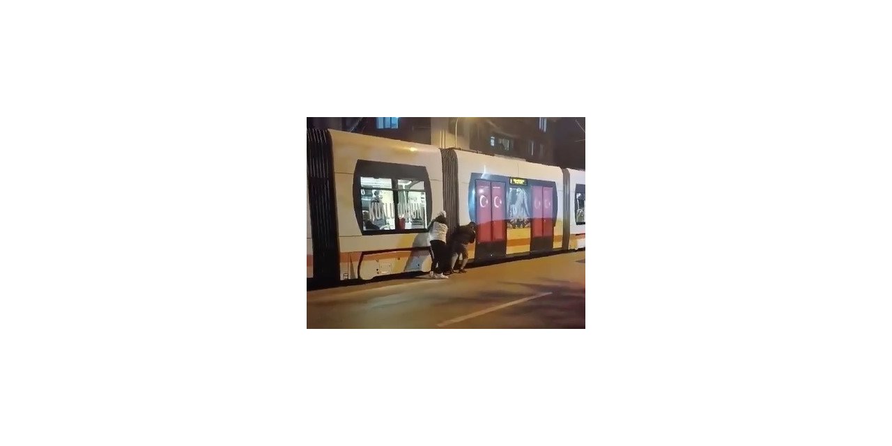 Yokuş çıkmakta zorlanan tramvayı ittiren gençlerin videosu büyük beğeni topladı