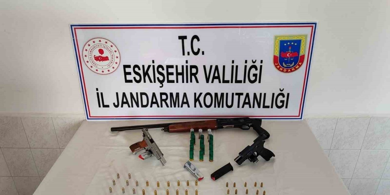 Kaçak silah ve mermi satan şahıslara jandarma operasyonu