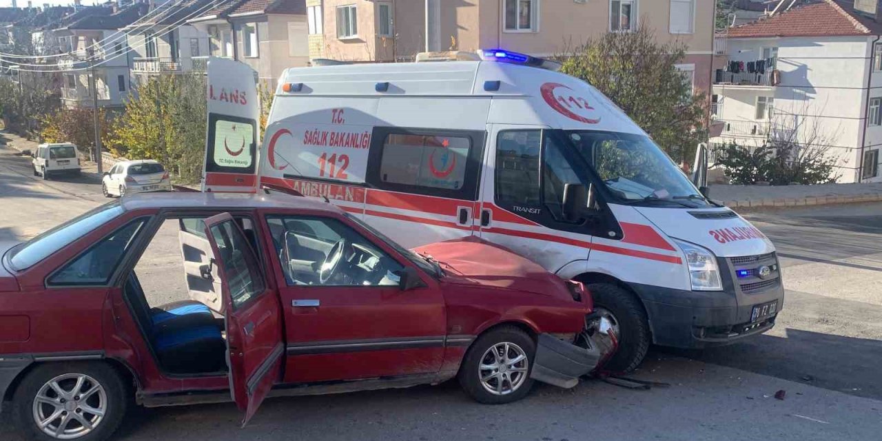 Karaman’da ambulans ile otomobil çarpıştı: 1 yaralı