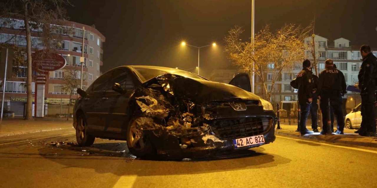 Kaza yaptı, hasar gören otomobili bırakıp kaçtı