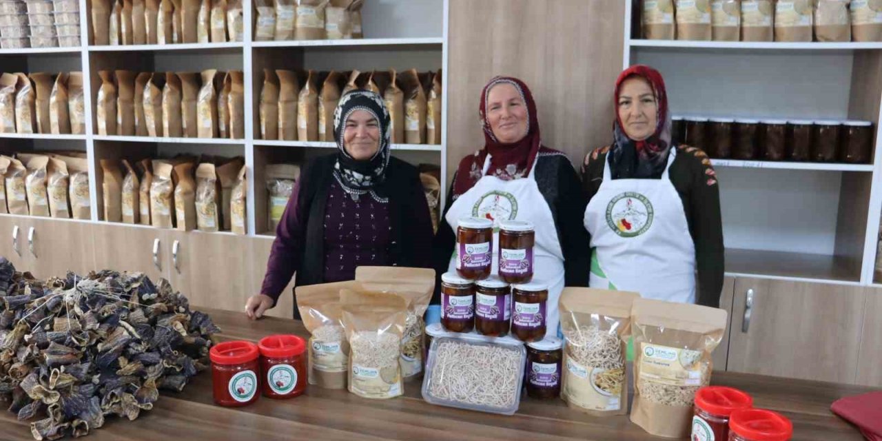 En lezzetli kışlık ürünler kadınların ellerinden