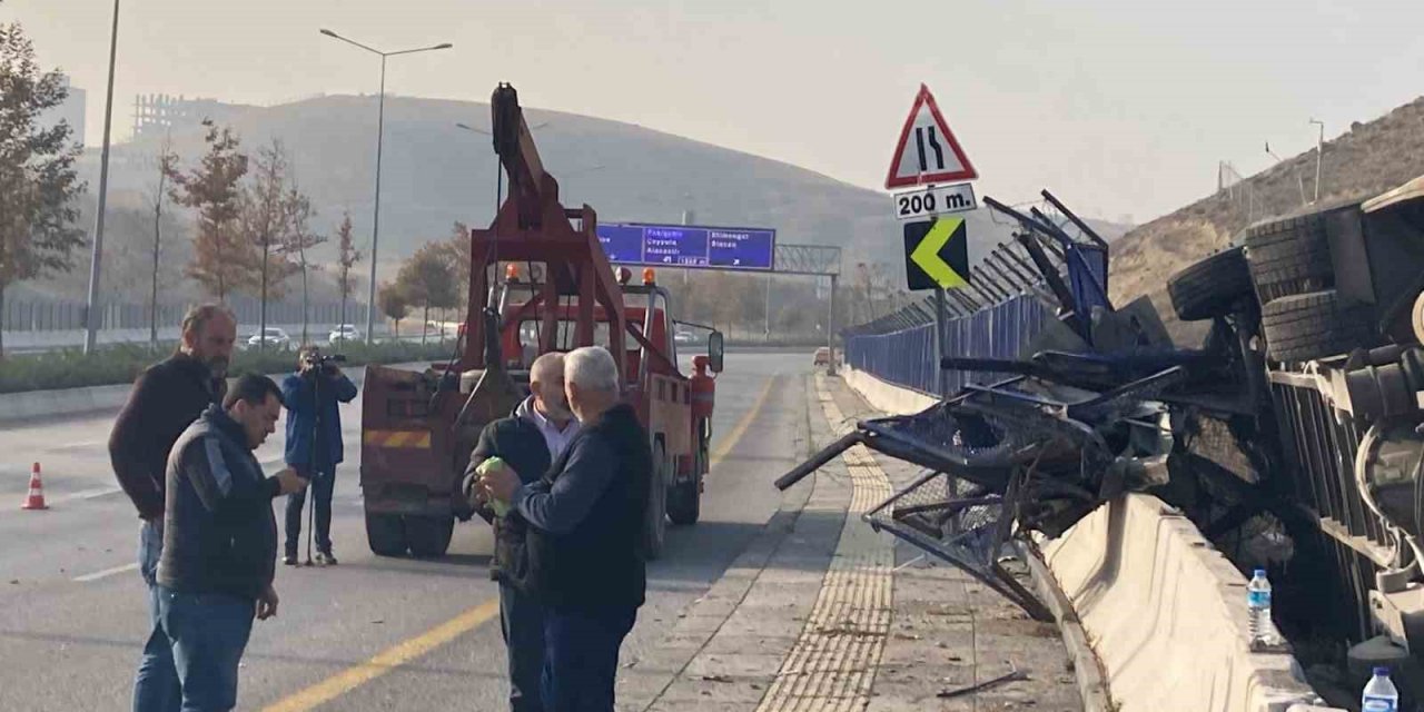 Ankara’da servis otobüsü devrildi: 2 yaralı