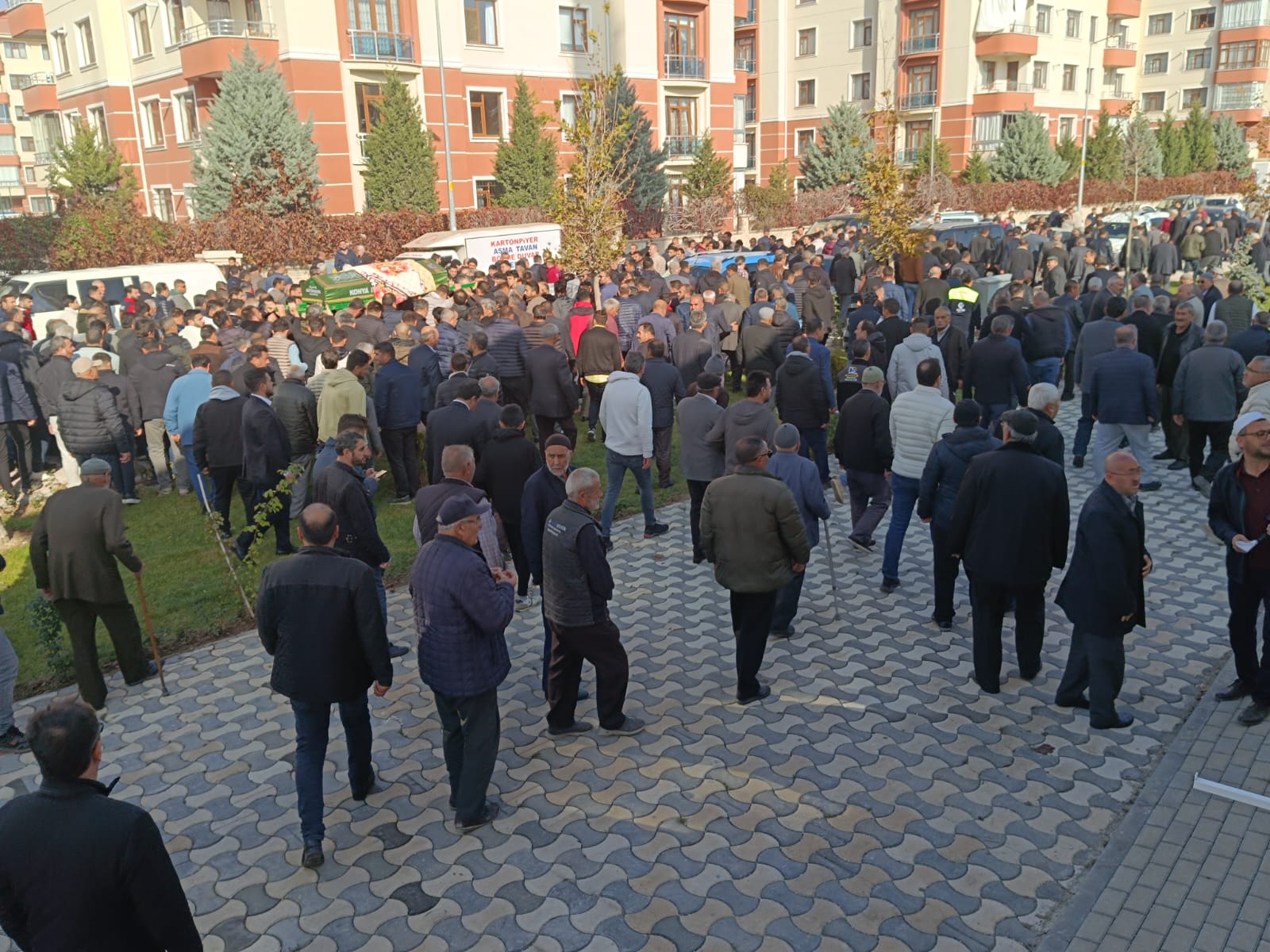 Osman Türker çok sayıda sevenin gözyaşları arasında toprağa verildi