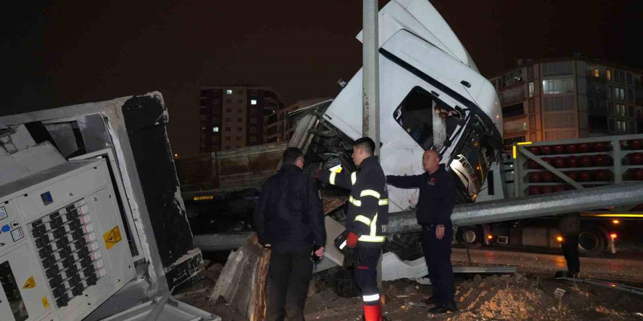 Trafo yüklü tır aydınlatma direğine çarptı: Baba ve oğlu yaralandı