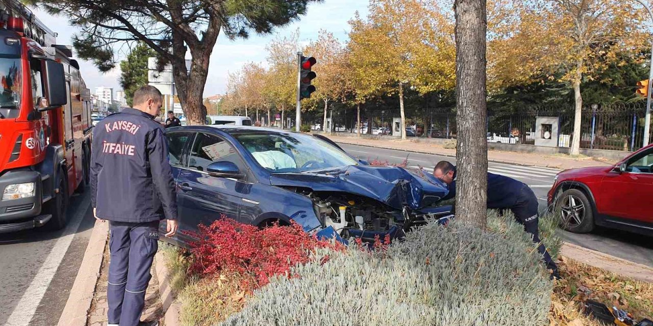 Ağaca çarpan otomobilde maddi hasar oluştu