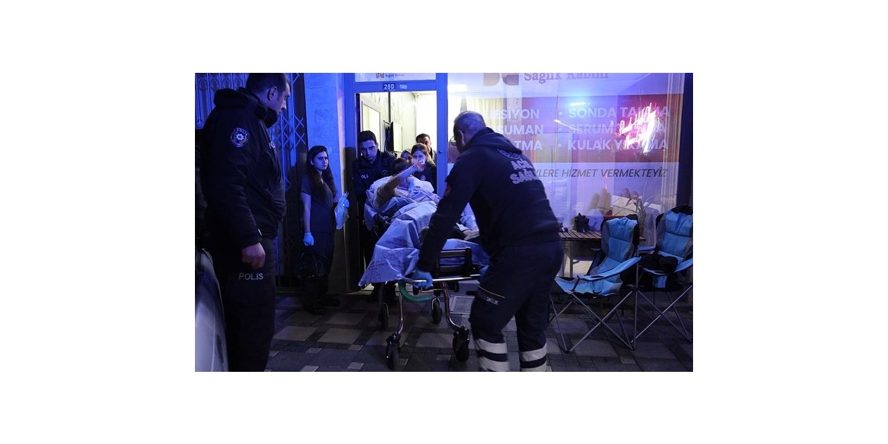 Bıçakla yaralanan genç kız ambulansa alınırken yakınlarına el salladı