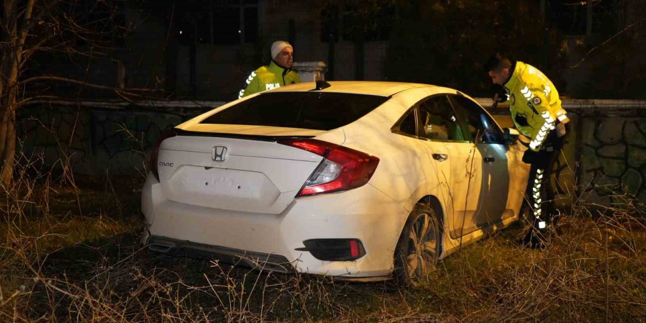 Kaza yapan sürücü otomobilini terk ederek kayıplara karıştı