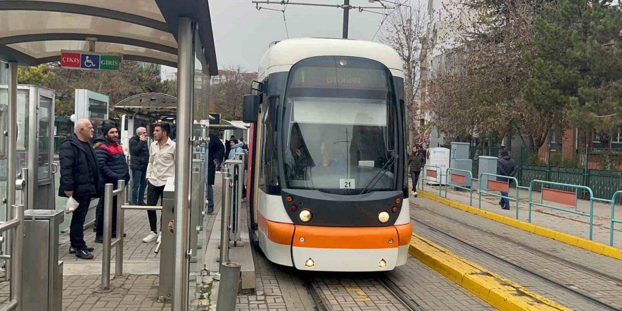 Eskişehir’de tramvaya silah ve bıçakla bindiği iddia edilen 4 şahıs bir yolcuyu darp etti