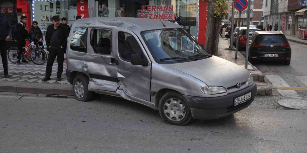 Hafif ticari araç ile minibüsün çarpıştığı kazada maddi hasar oluştu