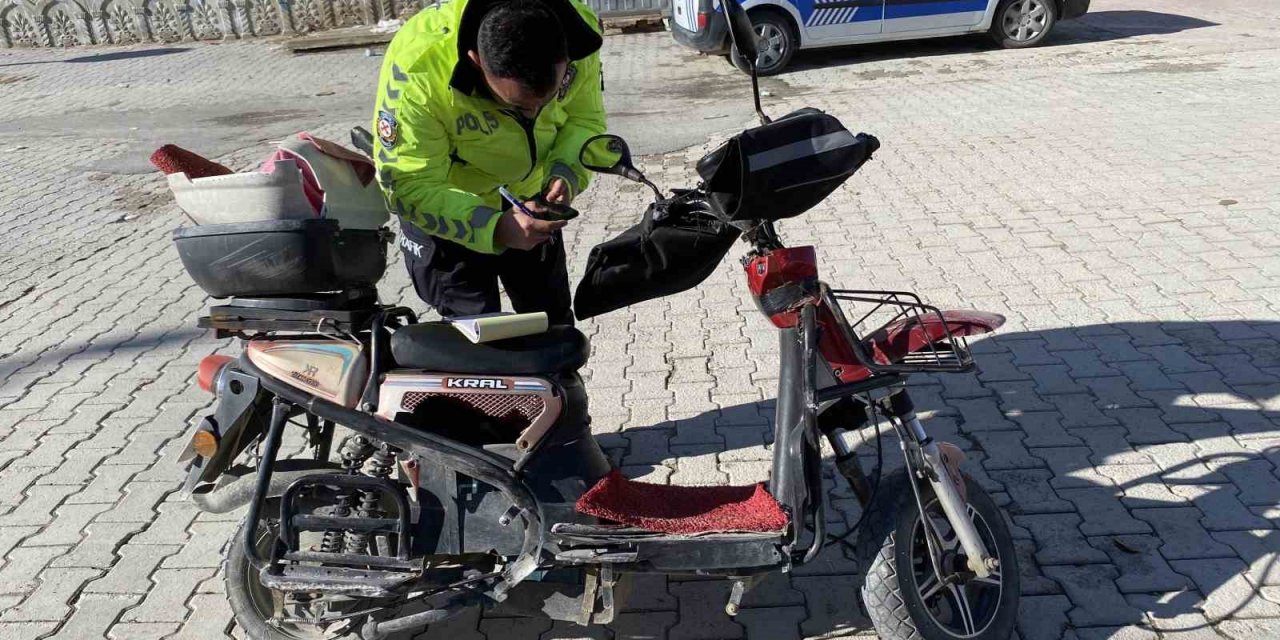 Sipariş götüren motorlu kurye hafif ticari araçla çarpıştı