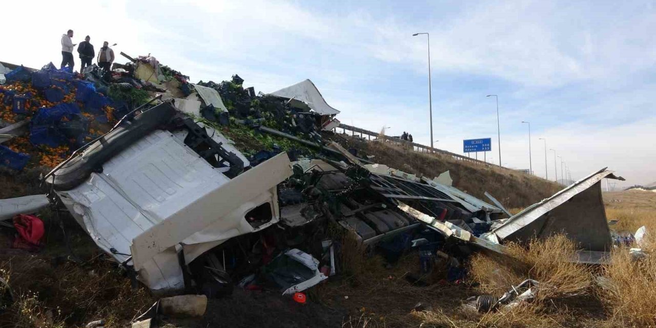 Otomobille çarpışan meyve yüklü tır şarampole devrildi