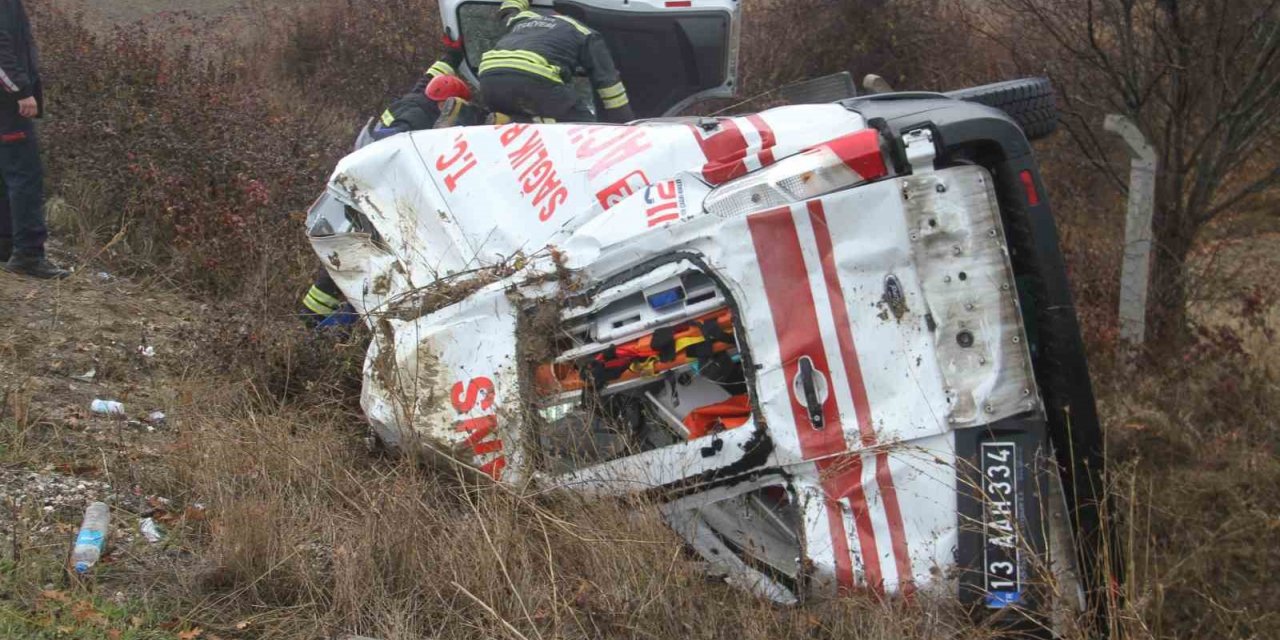 Devrilen ambulanstakilere yardım etmek isterken kaza yaptılar: 6 yaralı