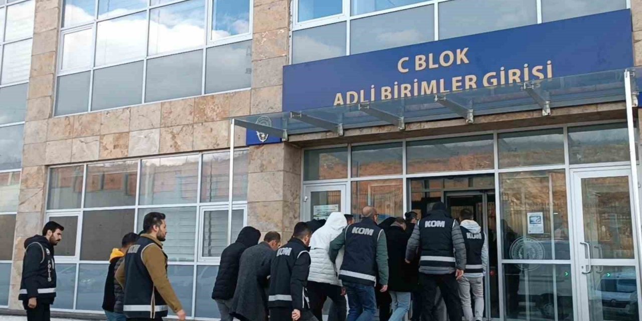 Başkasının yerine sınava girmek isteyen 21 kişi yakalandı