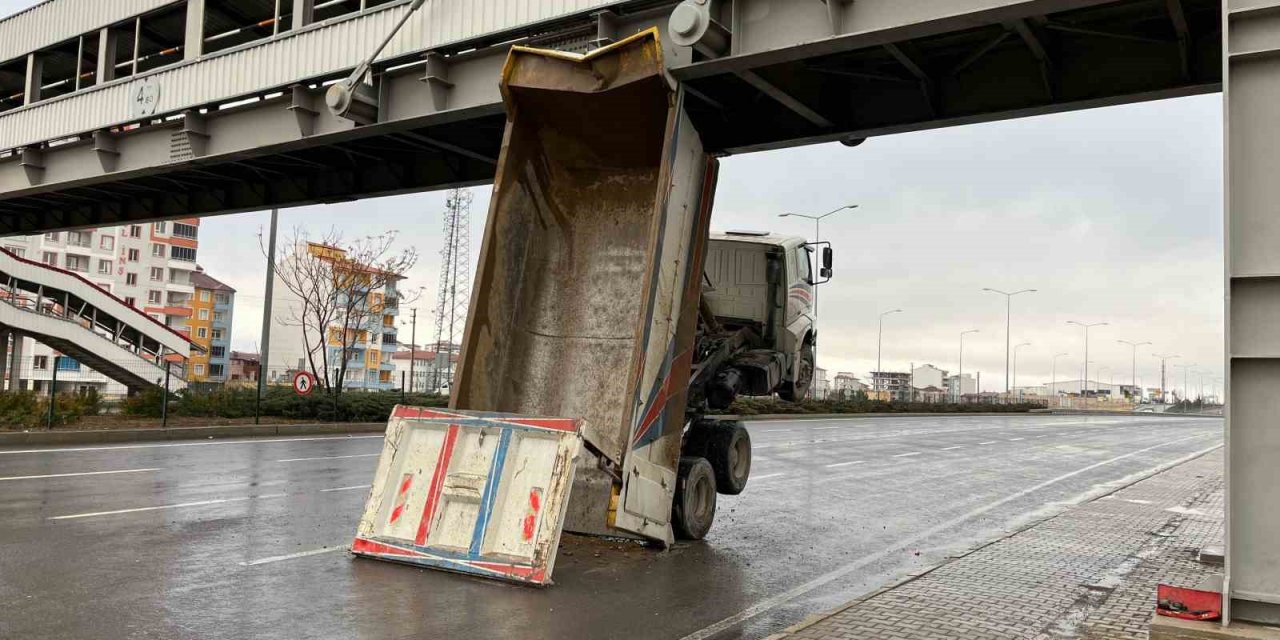 Niğde’de dorsesi açılan kamyon üst geçide sıkıştı