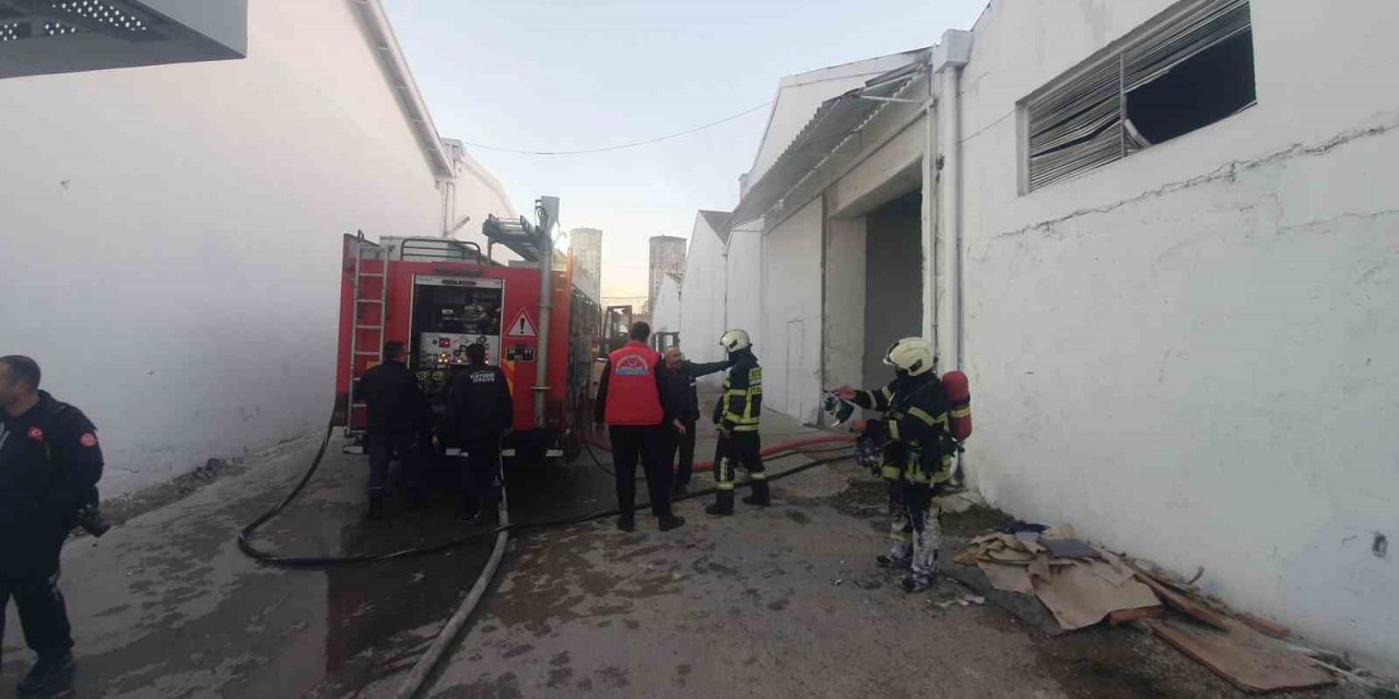 Kayseri’de iş yeri deposunda çıkan yangını itfaiye söndürdü