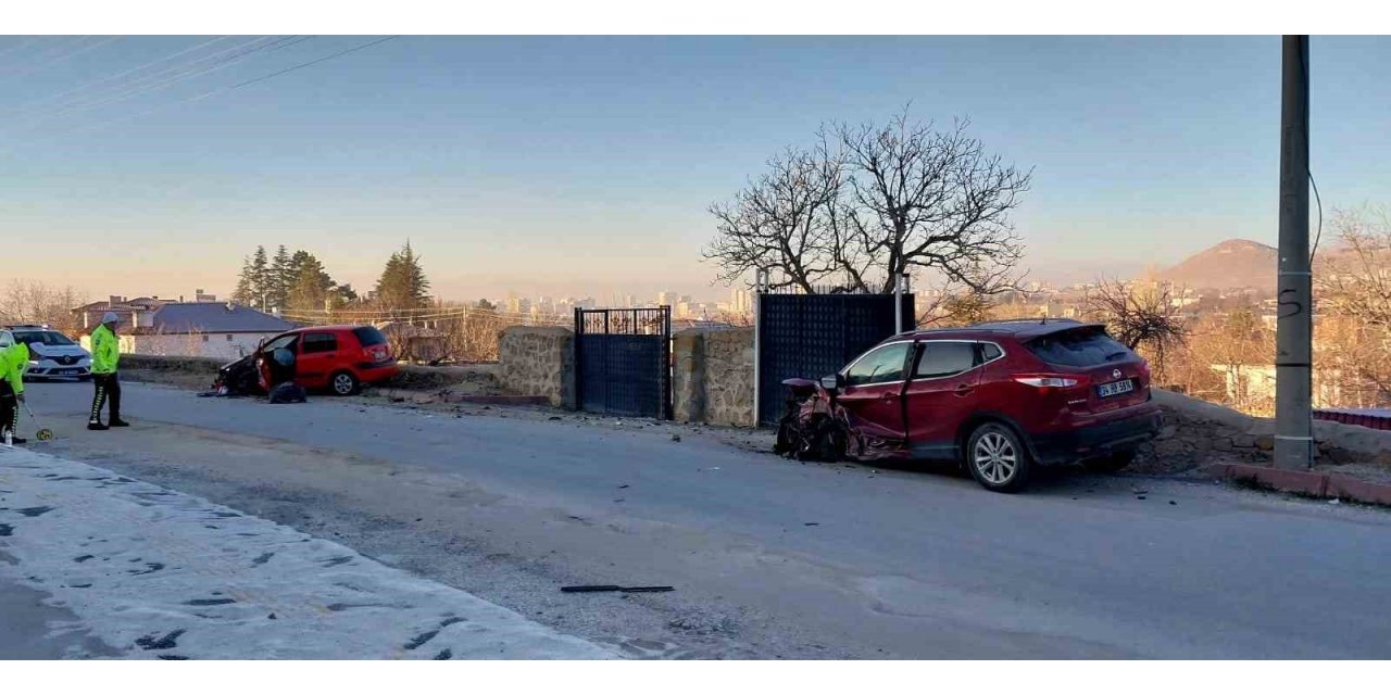 Niğde’de otomobiller çarpıştı: 3 yaralı