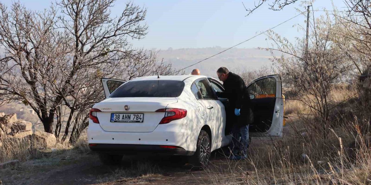 Annesinin aracıyla gittiği dağlık alanda kendini astı