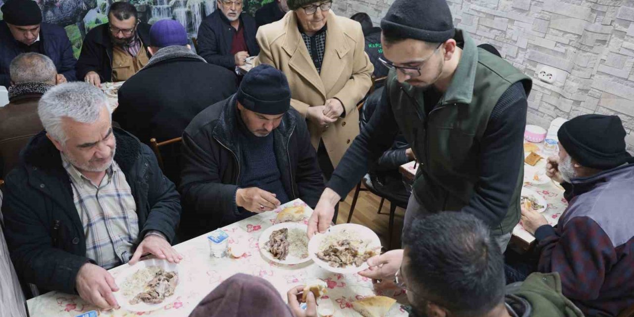 Meczuplara yemek yedirerek, diş kirası verip dua alıyorlar